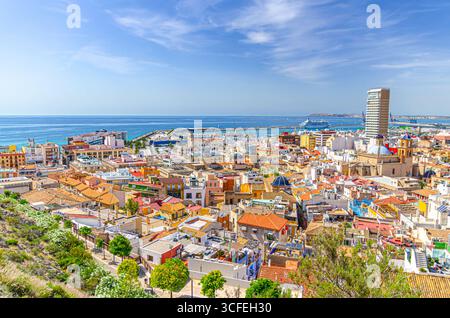 Panoramablick auf die Altstadt von Alicante mit Gebäuden, Panorama auf das historische Zentrum von Alicante, Hafen von Alicante in der Bucht von mir Stockfoto