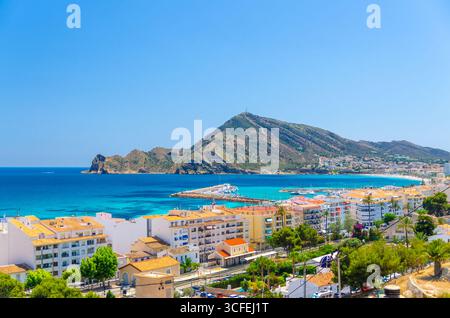 Altea Altstadt aus der Vogelperspektive, typische weiße Häuser, traditionelle Gebäude, rote Ziegeldächer, Altea Bay, Mittelmeer azurblaues Wasser, Berg Sierra Helad Stockfoto