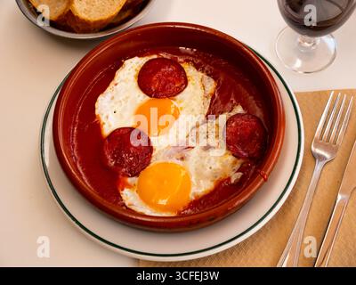 Spanische Tapas mit Chorizo-Wurst und Tomatenpasta-Nahaufnahme Stockfoto