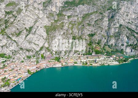 Blick auf Limone. Aus einem Hubschrauber entnommen. Limone ist ein Dorf am Westufer des Gardasees. Stockfoto