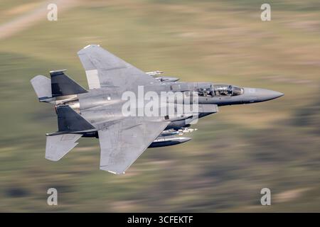 McDonnell Douglas F-15E Strike Eagle im Flug, ein Kampfflugzeug der United States Air Force, das für Mehrzweck-Kampfeinsätze entwickelt wurde. Stockfoto