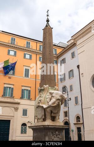 Der antike Obelisk auf Elefantenskulptur im Zentrum von Rom, Italien, ist von historischen Gebäuden umgeben Stockfoto