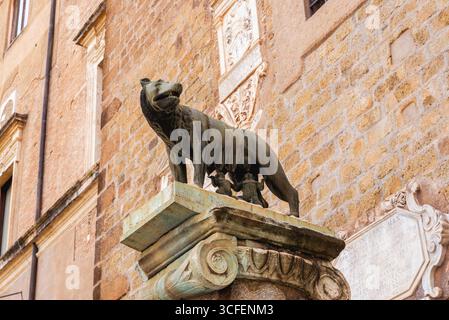 Bronzestatue des Kapitolinischen Wolfs, darunter Romulus und Remus, ikonisches Symbol der legendären Gründung von Rom, Italien Stockfoto