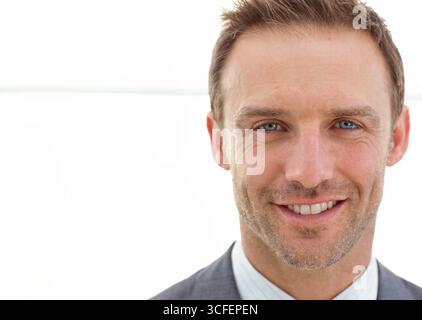 Männlicher Mittelalter mit grauer Anzugsjacke, gestreiftem Hemd, der in die Kamera im Studio blickt, Kopierraum Stockfoto