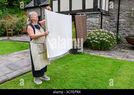 Wäscheständer an eine Schnur legen Stockfoto