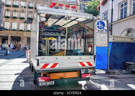 MÜNCHEN, DEUTSCHLAND - 15. SEPTEMBER 2018: Spezialmaschinen für die Installation von Glasfaserkabeln für Internet und Telefon, Stromleitungsinstallation im Stockfoto