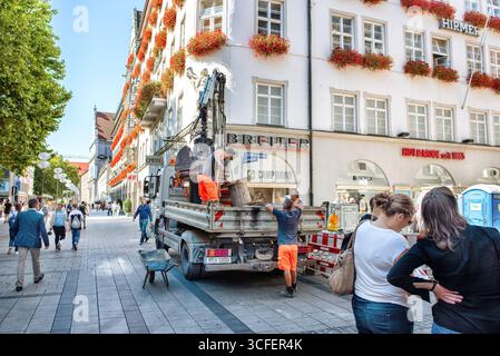 MÜNCHEN, DEUTSCHLAND - 12. SEPTEMBER 2018: Arbeiter, die Glasfaserkabel für Internet und Telefon installieren, Stromleitungen auf der Straße installieren. Stockfoto