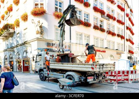 MÜNCHEN, DEUTSCHLAND - 12. SEPTEMBER 2018: Arbeiter, die Glasfaserkabel für Internet und Telefon installieren, Stromleitungen auf der Straße installieren. Stockfoto