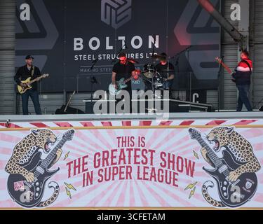 Leigh, Großbritannien. August 2025. Ein Live-Bandspiel für die Fans während des Spiels Leigh Leopards vs Salford Red Devils in Leigh Sports Village, Leigh, Großbritannien, 22. August 2025 (Foto: Mark Cosgrove/News Images) in Leigh, Großbritannien, am 22. August 2025. (Foto: Mark Cosgrove/News Images/SIPA USA) Credit: SIPA USA/Alamy Live News Stockfoto