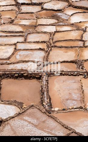 Salzteiche von Maras auf einem terrassenförmig angelegten Hügel im Heiligen Tal von Peru. Stockfoto