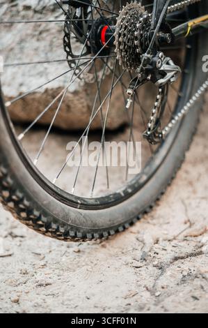 Mountainbike-Getriebe im Schlamm. Schmutziger Kettenantrieb des Mountainbikes Stockfoto