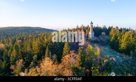 Der Stepanka Aussichtsturm erhebt sich majestätisch im Isergebirge an einem ruhigen Frühlingsmorgen. Der umliegende Wald bietet frisches Grün und lädt Naturliebhaber ein, die Gegend zu erkunden. Stockfoto