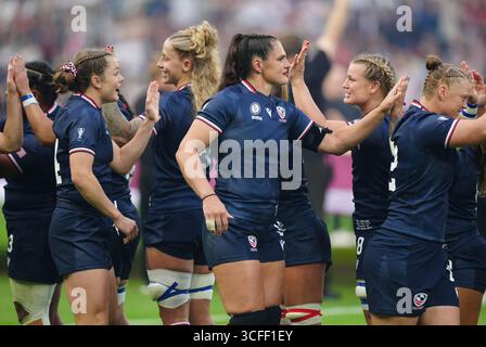 Die US-amerikanische Ilona Maher (Mitte) hat ihre Teamkollegen vor dem Spiel der Frauen-Rugby-Weltmeisterschaft 2025 Pool im Stadium of Light in Sunderland. Bilddatum: Freitag, 22. August 2025. Stockfoto