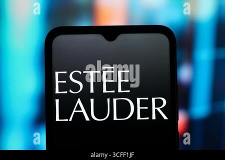 In dieser Abbildung wird das Estée Lauder-Logo auf einem Smartphone-Bildschirm angezeigt. Stockfoto