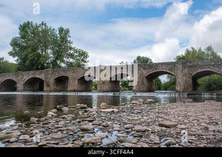 Crickhowell Bridge, eine aus dem 18. Jahrhundert stammende Bogenbrücke, die den Fluss Usk, Crickhowell, Powys, Südwales, Großbritannien, überspannt Stockfoto