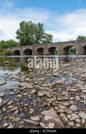 Crickhowell Bridge, eine aus dem 18. Jahrhundert stammende Bogenbrücke, die den Fluss Usk, Crickhowell, Powys, Südwales, Großbritannien, überspannt Stockfoto