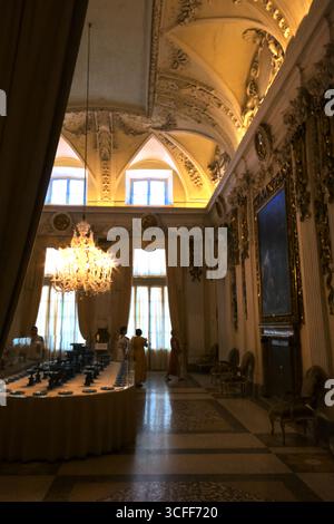 STRESA, ITALIEN 5. AUGUST 2025: Palazzo Borromeo auf der Isola Bella vor Stresa am Lago Maggiore im Piemont. Stockfoto