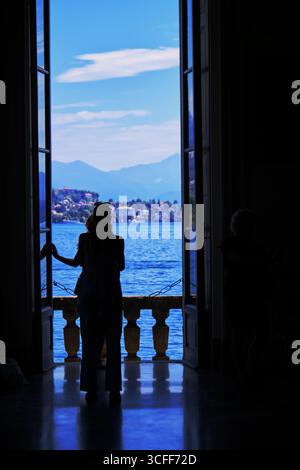 STRESA, ITALIEN 5. AUGUST 2025: Palazzo Borromeo auf der Isola Bella, Lago Maggiore, im Piemont, Italien. Stockfoto