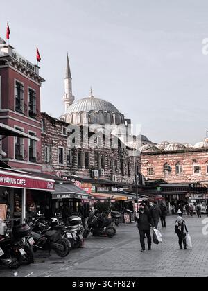 Istanbul, Turkiye - 18. JAN 2025: Rustem-Pascha-Moschee im Stadtteil Eminonu in Istanbul, Turkiye. Stockfoto