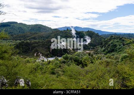 Foto mit Blick über das Waimangu Volcanic Valley in der Nähe von Rotorua, Bay of Plenty, Neuseeland. Stockfoto