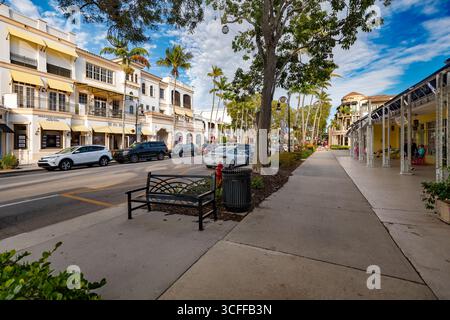 Naples, Florida, USA: Eine schöne Straßenszene im Stadtzentrum von Naples, Florida. Stockfoto