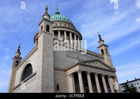 Seitenansicht der historischen Fassade und der Wahrzeichen-Kuppel der Nikolaikirche, Potsdam, Deutschland Stockfoto