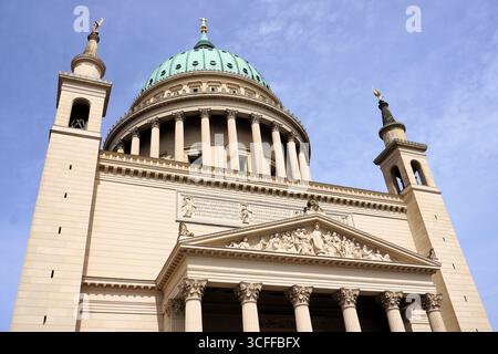 Blick auf die klassische Fassade und Wahrzeichen Kuppel, Kuppel, der Nikolaikirche, Potsdam, Deutschland, von der Seite Stockfoto