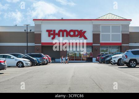 New Hartford, NY - 5. Juli 2025: TJ Maxx ist eine 1976 gegründete Kaufhauskette in den USA, die für den Verkauf von Markenbekleidung und Designerbekleidung bekannt ist. Stockfoto