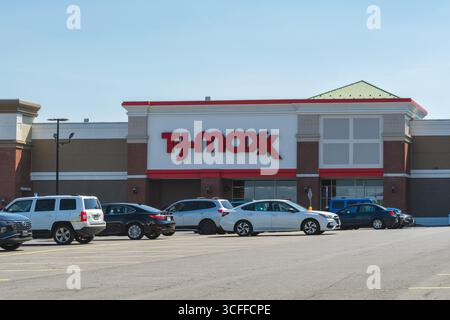 New Hartford, NY - 5. Juli 2025: TJ Maxx ist eine 1976 gegründete Kaufhauskette in den USA, die für den Verkauf von Markenbekleidung und Designerbekleidung bekannt ist. Stockfoto