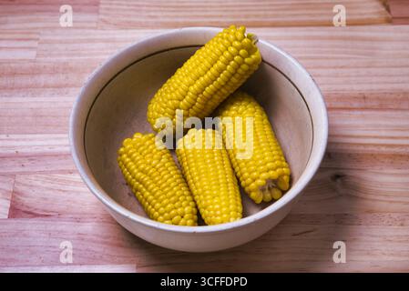 Nahaufnahme der Körner in Platte auf dem Tisch Stockfoto