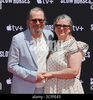 Los Angeles, Usa. August 2025. Der englische Schauspieler Gary Oldman (L) wird von seiner Frau Gisele Schmidt während einer Hand- und Fußabdruckzeremonie begleitet, die ihn am Freitag, den 22. August 2025 auf dem Vorplatz des TCL Chinese Theatre (ehemals Grauman's) in der Hollywood-Sektion von Los Angeles verewigte. Foto: Jim Ruymen/UPI Credit: UPI/Alamy Live News Stockfoto