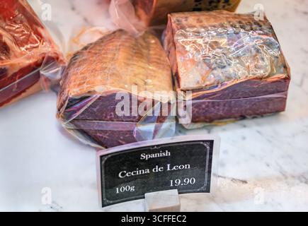 Spanische Cecina de Leon, teures geräuchertes und luftgetrocknetes, trocken gereiftes Rindfleisch, das in einer Metzgerei in Zürich, Schweiz, verkauft wird Stockfoto