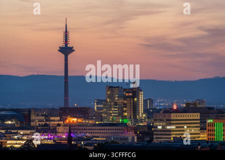 FRANKFURT, DEUTSCHLAND - 12. JUNI 2025: Europaturm Telecommunications Tower in Frankfurt bei Nacht. Stockfoto