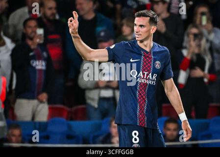 Paris, Frankreich, Frankreich. August 2025. Fabian RUIZ von PSG feiert sein Tor im Parc des Princes Stadion im Spiel der Ligue 1 zwischen Paris Saint-Germain (PSG) und Angers SCO. PSG gewann 1:0. (Kreditbild: © Matthieu Mirville/ZUMA Press Wire) NUR REDAKTIONELLE VERWENDUNG! Nicht für kommerzielle ZWECKE! Stockfoto