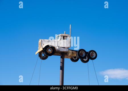 Semi-Cab an einem Mast auf dem Highway 40 (alte Route 66) in Yucca, Arizona. Yucca Arizona liegt ruhig an der Route 40 zwischen Kingman und Topock, AZ. Stockfoto