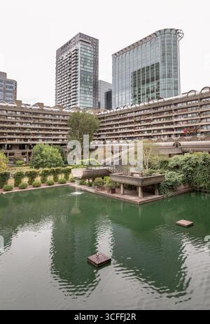 London, Großbritannien - 18. August 2025 - das Barbican Centre in London ist bekannt für seine einzigartige Integration von mehrstöckigen Wassergärten und Grünanlagen innerhalb seiner Stockfoto