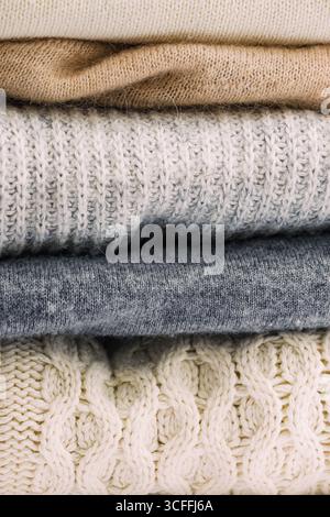 Nahaufnahme eines Haufen kuscheliger warmer Winterpullover in neutralen Farben Stockfoto