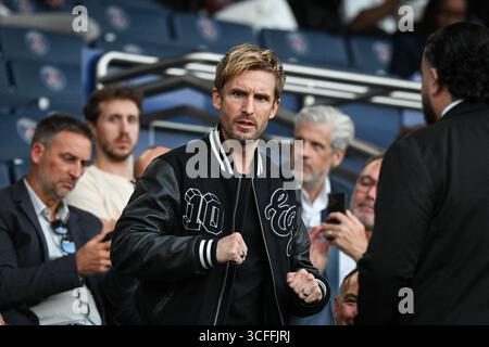 Paris, Frankreich. August 2025. Der französische Schauspieler Philippe Lacheau nimmt am 22. August 2025 im Parc des Princes-Stadion in Paris beim französischen L1-Fußballspiel zwischen Paris Saint-Germain und Angers SCO Teil. Foto: Firas Abdullah/ABACAPRESS.COM Credit: Abaca Press/Alamy Live News Stockfoto