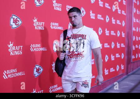 22. August 2025: Der Linebacker Leo Chenal der Kansas City Chiefs (54) kommt vor einem Fußballspiel der NFL gegen die Chicago Bears im GEHA Field im Arrowhead Stadium in Kansas City, MO. David Smith/CSM Stockfoto