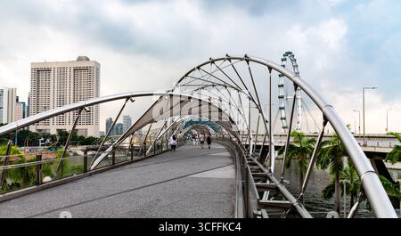 Die Helix Bridge, offiziell Helix Bridge und früher als Double Helix Bridge bekannt, ist eine Fußgängerbrücke, die Marina Centre mit Marina Sout verbindet Stockfoto