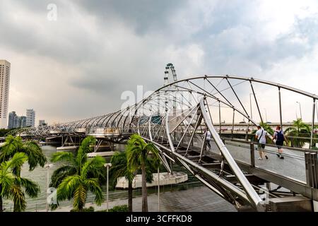 Die Helix Bridge, offiziell Helix Bridge und früher als Double Helix Bridge bekannt, ist eine Fußgängerbrücke, die Marina Centre mit Marina Sout verbindet Stockfoto