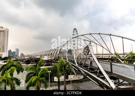 Die Helix Bridge, offiziell Helix Bridge und früher als Double Helix Bridge bekannt, ist eine Fußgängerbrücke, die Marina Centre mit Marina Sout verbindet Stockfoto