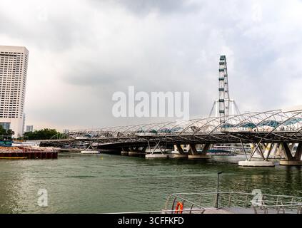 Die Helix Bridge, offiziell Helix Bridge und früher als Double Helix Bridge bekannt, ist eine Fußgängerbrücke, die Marina Centre mit Marina Sout verbindet Stockfoto