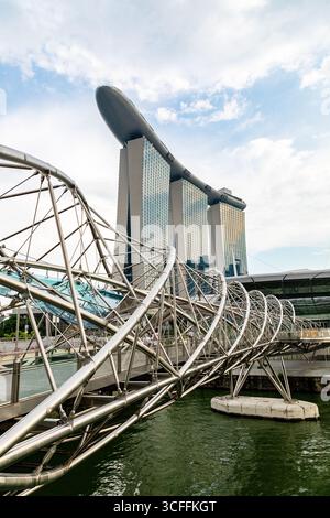 Die Helix Bridge, offiziell Helix Bridge und früher als Double Helix Bridge bekannt, ist eine Fußgängerbrücke, die Marina Centre mit Marina Sout verbindet Stockfoto