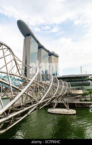 Die Helix Bridge, offiziell Helix Bridge und früher als Double Helix Bridge bekannt, ist eine Fußgängerbrücke, die Marina Centre mit Marina Sout verbindet Stockfoto