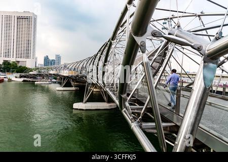 Die Helix Bridge, offiziell Helix Bridge und früher als Double Helix Bridge bekannt, ist eine Fußgängerbrücke, die Marina Centre mit Marina Sout verbindet Stockfoto