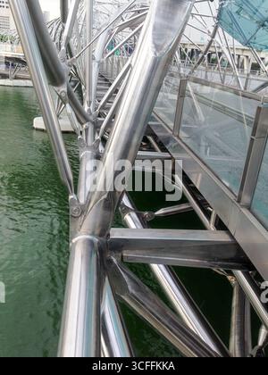 Die Helix Bridge, offiziell Helix Bridge und früher als Double Helix Bridge bekannt, ist eine Fußgängerbrücke, die Marina Centre mit Marina Sout verbindet Stockfoto