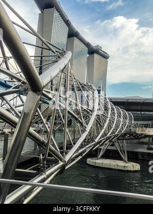 Die Helix Bridge, offiziell Helix Bridge und früher als Double Helix Bridge bekannt, ist eine Fußgängerbrücke, die Marina Centre mit Marina Sout verbindet Stockfoto