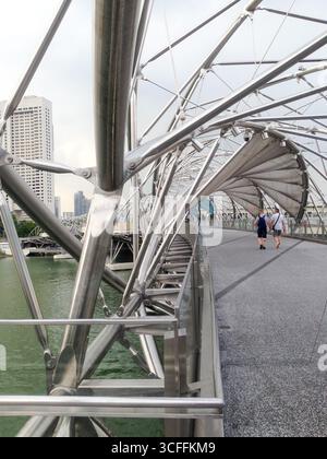 Die Helix Bridge, offiziell Helix Bridge und früher als Double Helix Bridge bekannt, ist eine Fußgängerbrücke, die Marina Centre mit Marina Sout verbindet Stockfoto