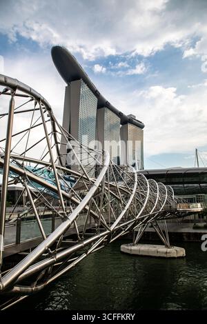 Die Helix Bridge, offiziell Helix Bridge und früher als Double Helix Bridge bekannt, ist eine Fußgängerbrücke, die Marina Centre mit Marina Sout verbindet Stockfoto